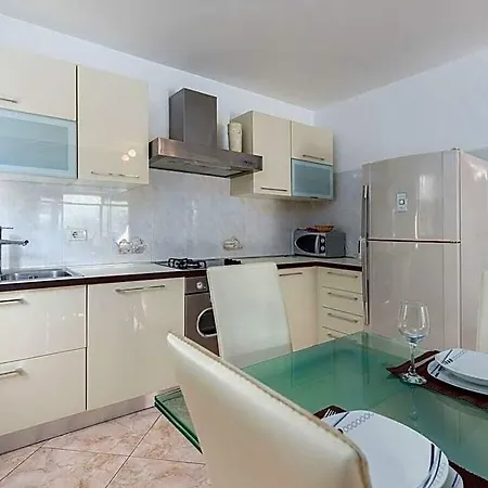 Lucas Comfortable Hotel 3*